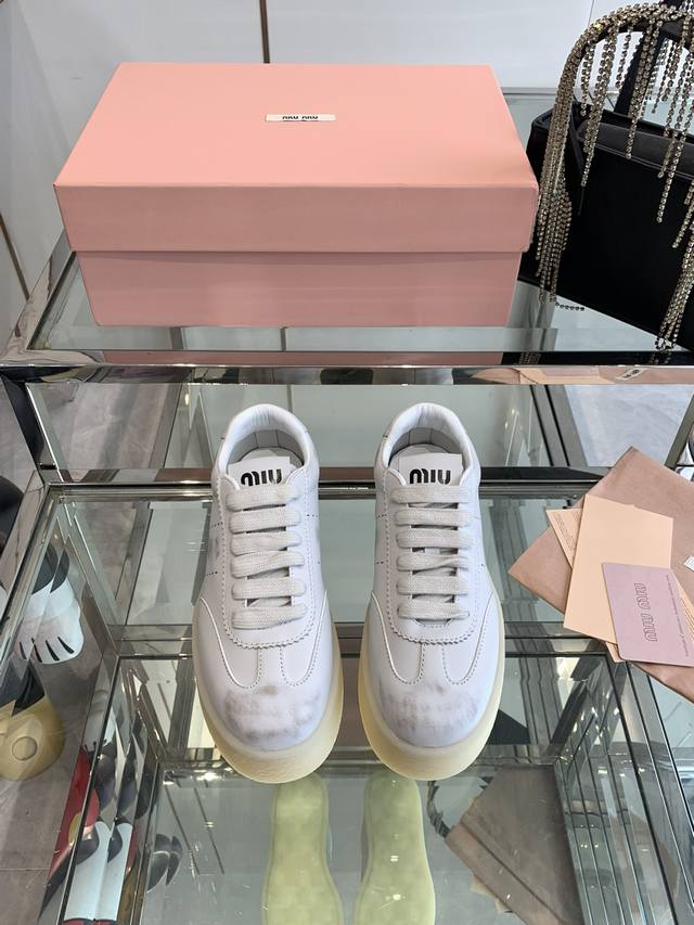 Miu Miu 24Ss 缪缪厚底饼干底 24Ss 春夏新款英伦风系带 小白鞋 休闲鞋 Miumiu秀场适当独一无二的擦色工艺工艺来自miu Miu系列的细节特